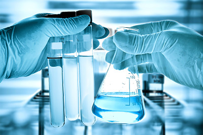 科学家手里拿着烧瓶和试管图片下载