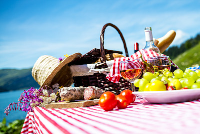 草地上野餐图片下载