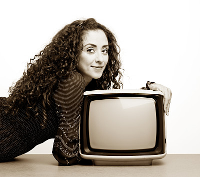 拿着老式电视的年轻女人图片下载
