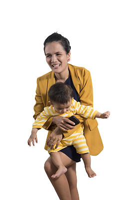 年轻微笑的母亲和一个男婴在身边。图片下载