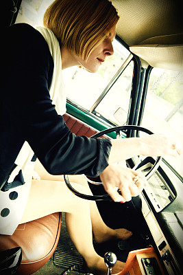 开车的年轻女子图片下载