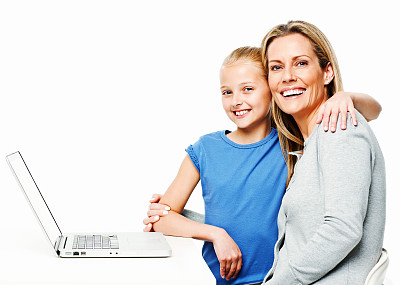 母亲和女儿使用笔记本电脑-隔离图片下载