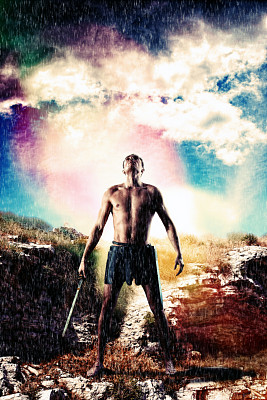 古代战士角斗士在暴风雨中挥舞着剑图片下载