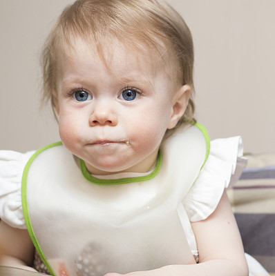 1岁婴儿的肖像。图片下载