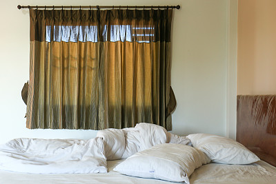 凌乱的被单和枕头图片下载