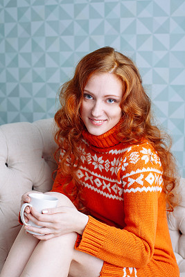 舒适的肖像。喝茶的女人图片下载