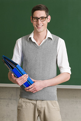 快乐的学生在黑板前图片下载