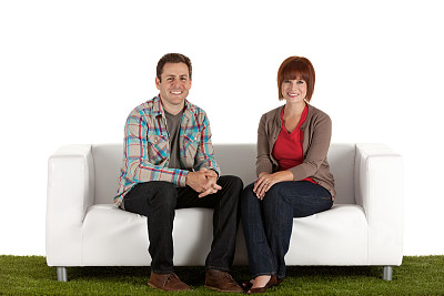 一对幸福的情侣坐在沙发上图片下载