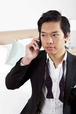 商务人士深夜打电话结束图片下载