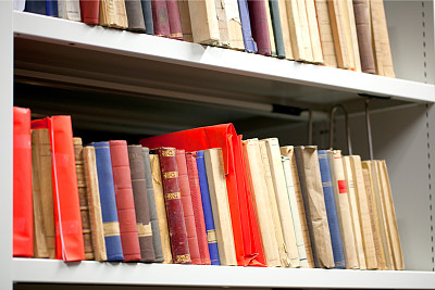 放旧书的书架图片下载