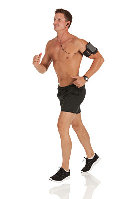 手臂上绑着MP3播放器跑步的运动员图片下载