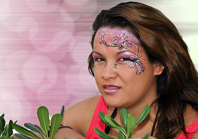 脸上涂了油彩的女人图片下载