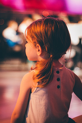 小女孩在看乐队演奏图片下载