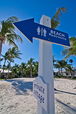 海滩上厕所标志图片下载