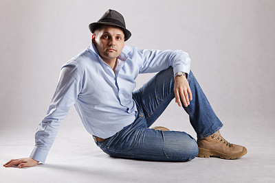 坐着的帅哥看着镜头图片下载