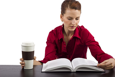 白人女性读书和喝咖啡图片下载