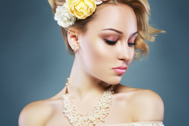 头发上插着玫瑰的女人图片下载