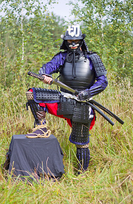 穿着盔甲的武士拔出武士刀图片下载