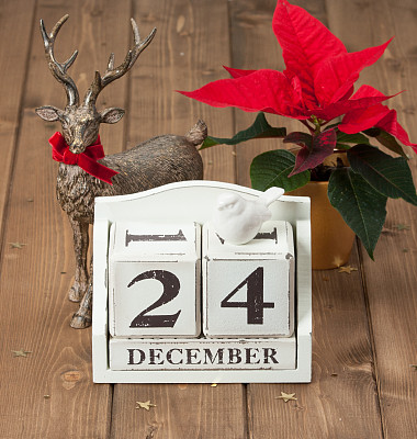 平安夜日期在日历上。12月24日。一品红的花图片下载