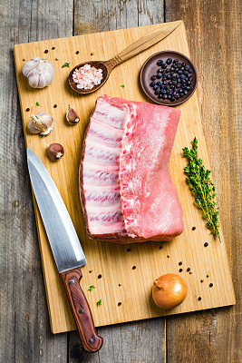 切菜板上放上新鲜的肉和香料图片下载