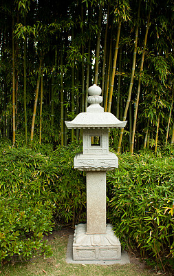 竹背景石灯笼图片下载