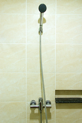 在浴室洗澡图片下载