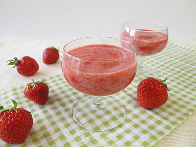 草莓泡沫小甜点杯图片下载