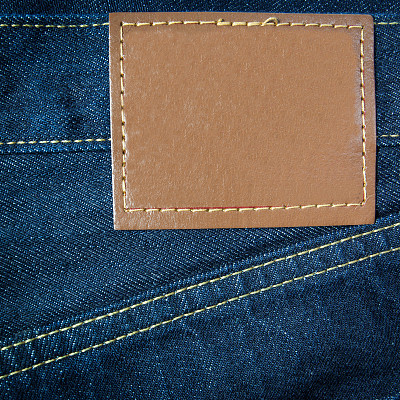 皮革牛仔裤标签缝在牛仔裤上。图片下载