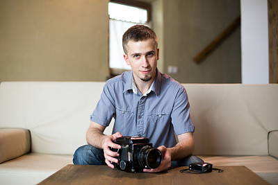 拿着旧相机的人图片下载