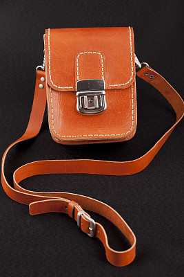 女人的橙色大皮包图片下载