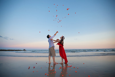 幸福的一对，带着玫瑰素材图片