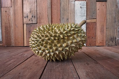 榴莲放在木板上图片下载
