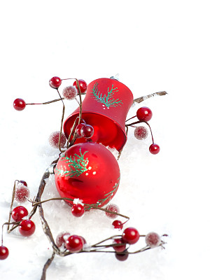 圣诞装饰品在雪中图片下载