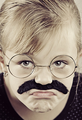 6岁小胡子女孩图片下载