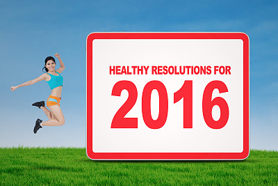 在广告牌附近跳跃的快乐女人图片下载