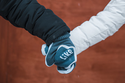 相爱的夫妇在手套牵手图片下载