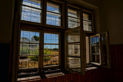 废弃房屋的破碎窗户。HDR照片图片下载