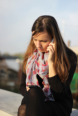 女孩在打电话图片下载