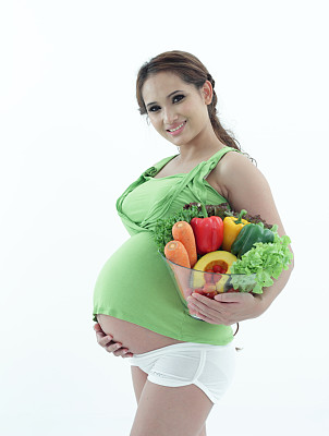 孕妇和一碗沙拉。图片下载