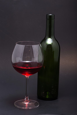 酒杯、酒瓶和软木塞。孤立在黑色背景上图片下载