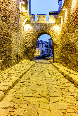 古城普罗夫迪夫古堡垒入口的夜景照片图片下载