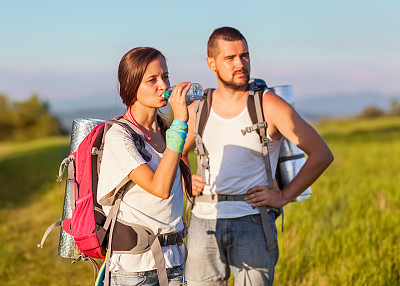 与背包徒步旅行者图片下载