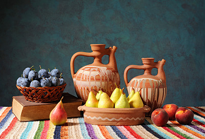 水果和陶瓷水罐图片下载