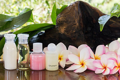 迷你泡泡浴和沐浴露液体图片下载