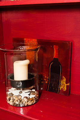 白色蜡烛红色架子与基安蒂玻璃板图片下载