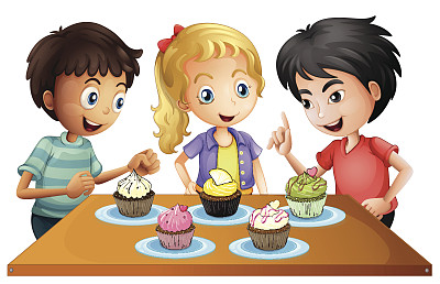 三个孩子在桌上吃着纸杯蛋糕图片下载