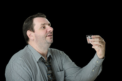 一个没刮胡子的家伙在喝伏特加图片下载