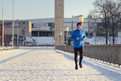 人们在冬天外出进行日常跑步图片下载
