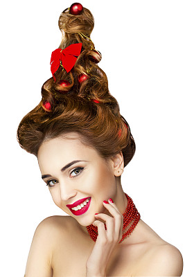 圣诞树在头发斯蒂尔。美丽的新年和圣诞女孩图片下载