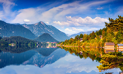 蓝山水面的倒影图片下载